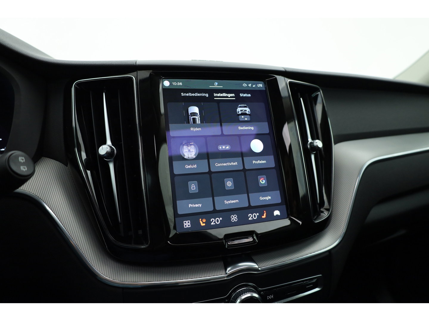 Volvo XC60 2.0 T6 Plug-in hybrid AWD Plus Dark | Pano-dak | Adap. Cruise | H&K Audio | 4x stoel + stuurverwarming |