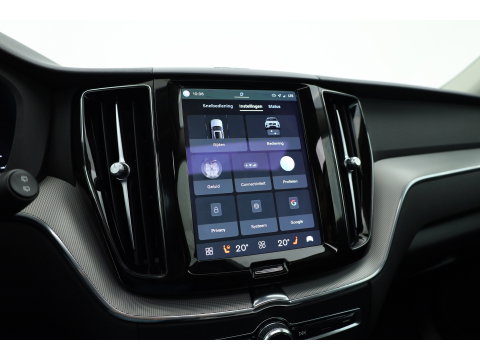 Volvo XC60 2.0 T6 Plug-in hybrid AWD Plus Dark | Pano-dak | Adap. Cruise | H&K Audio | 4x stoel + stuurverwarming |