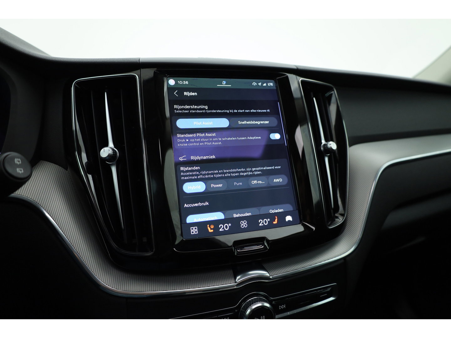 Volvo XC60 2.0 T6 Plug-in hybrid AWD Plus Dark | Pano-dak | Adap. Cruise | H&K Audio | 4x stoel + stuurverwarming |