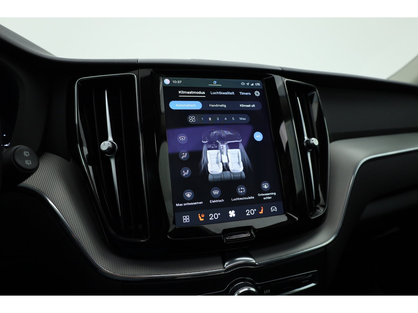 Volvo XC60 2.0 T6 Plug-in hybrid AWD Plus Dark | Pano-dak | Adap. Cruise | H&K Audio | 4x stoel + stuurverwarming |