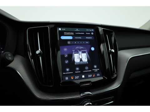 Volvo XC60 2.0 T6 Plug-in hybrid AWD Plus Dark | Pano-dak | Adap. Cruise | H&K Audio | 4x stoel + stuurverwarming |