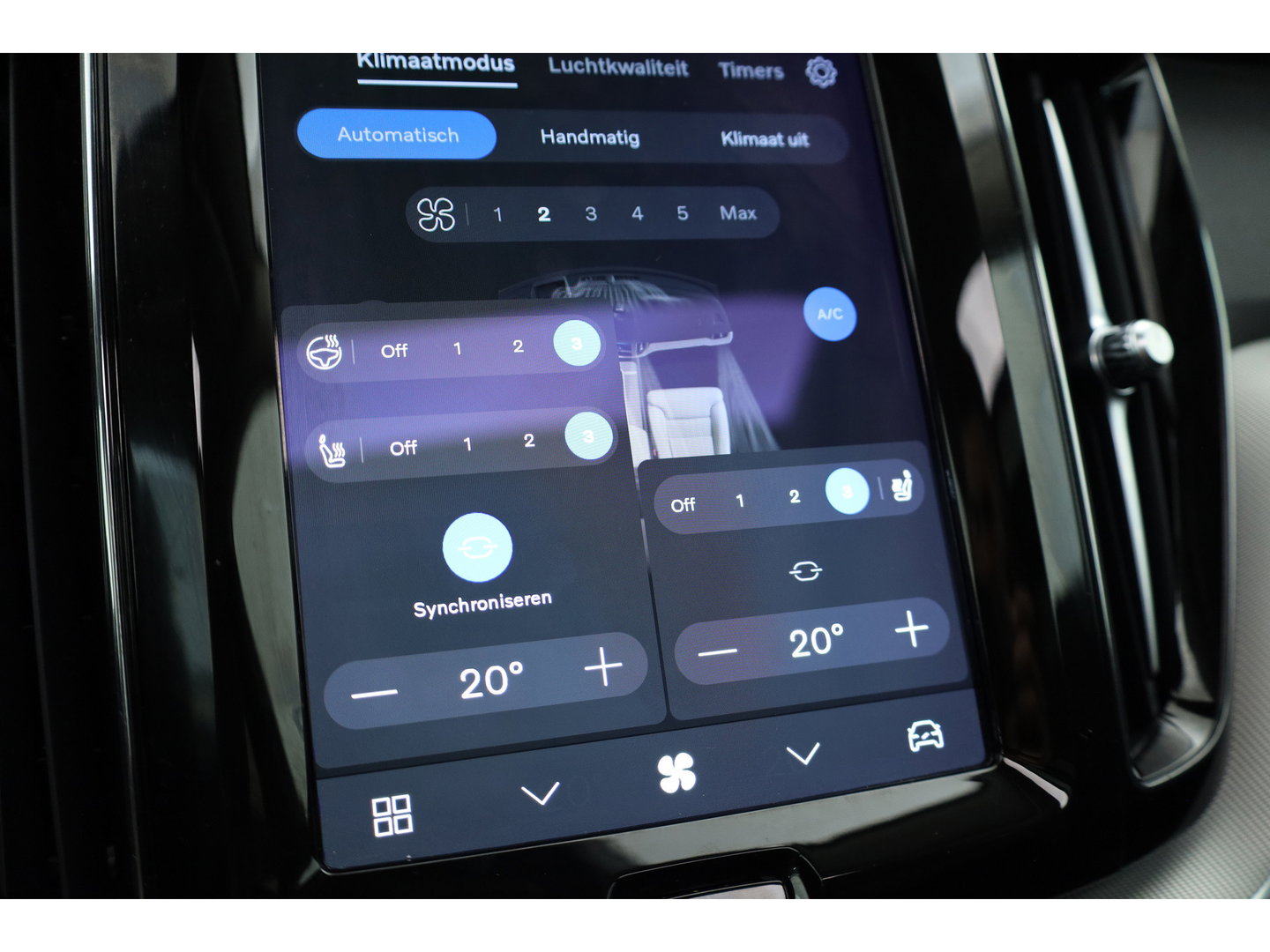 Volvo XC60 2.0 T6 Plug-in hybrid AWD Plus Dark | Pano-dak | Adap. Cruise | H&K Audio | 4x stoel + stuurverwarming |