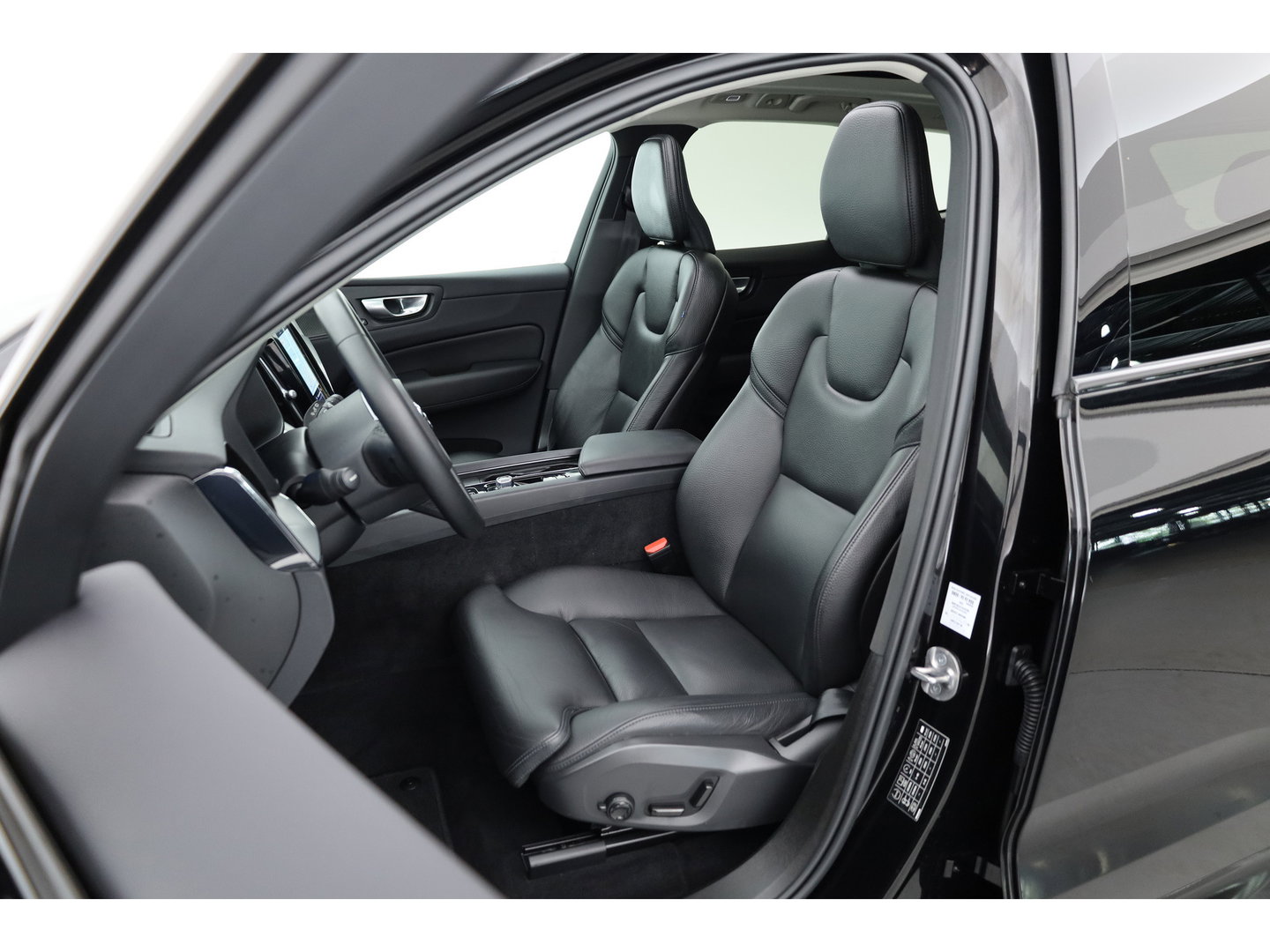 Volvo XC60 2.0 T6 Plug-in hybrid AWD Plus Dark | Pano-dak | Adap. Cruise | H&K Audio | 4x stoel + stuurverwarming |