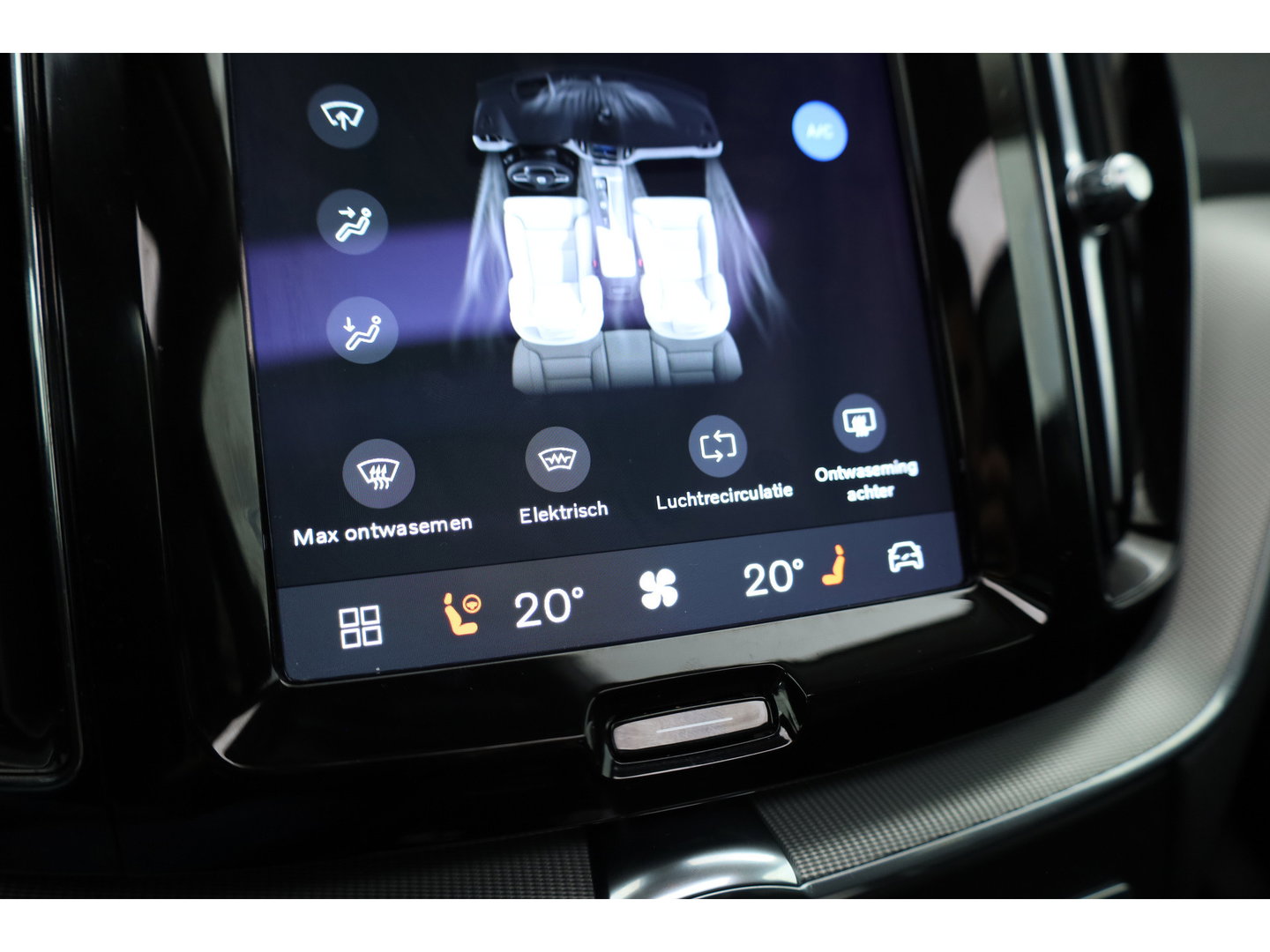 Volvo XC60 2.0 T6 Plug-in hybrid AWD Plus Dark | Pano-dak | Adap. Cruise | H&K Audio | 4x stoel + stuurverwarming |