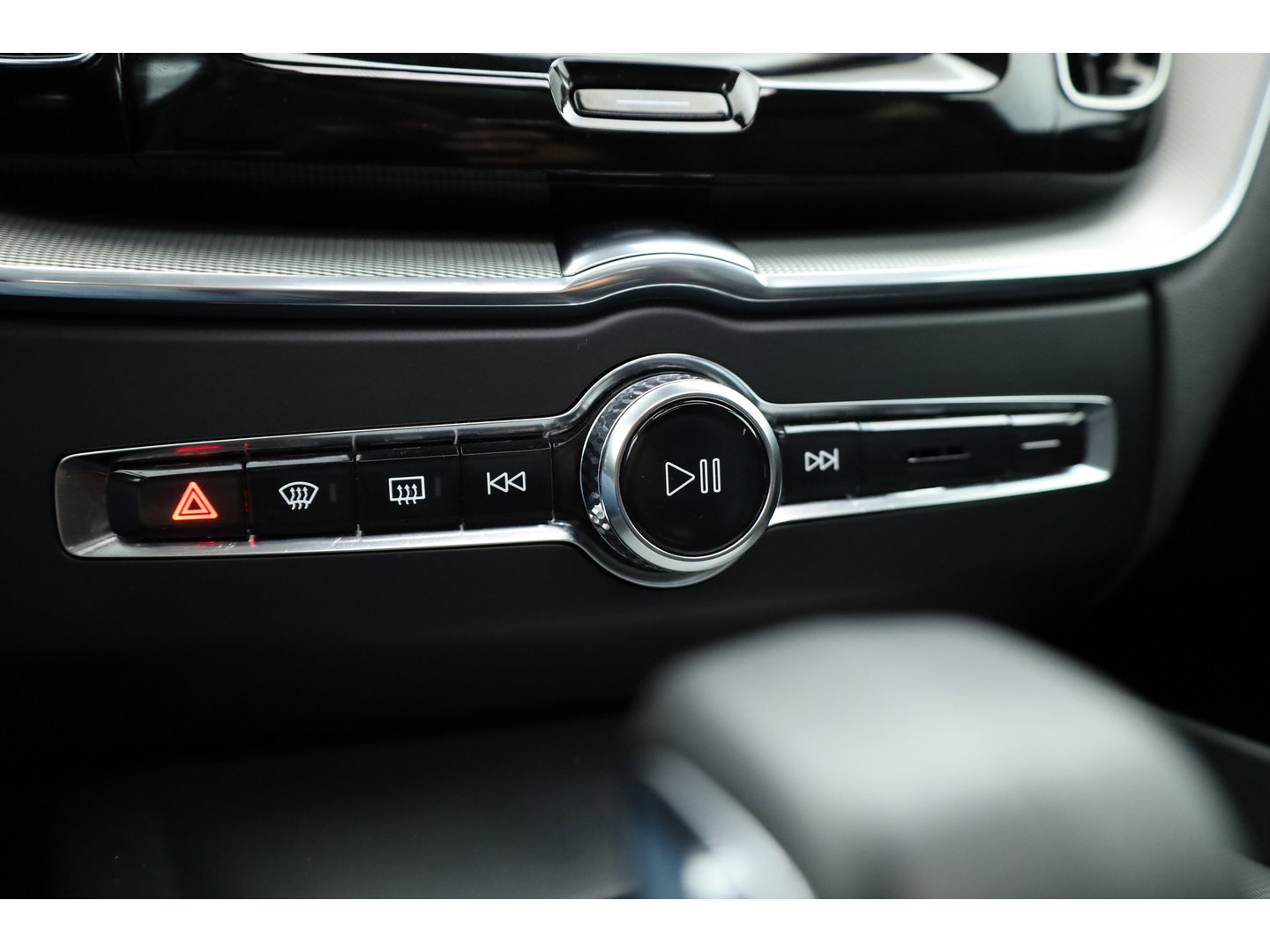 Volvo XC60 2.0 T6 Plug-in hybrid AWD Plus Dark | Pano-dak | Adap. Cruise | H&K Audio | 4x stoel + stuurverwarming |