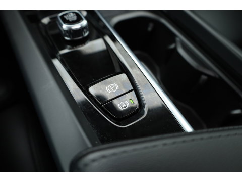 Volvo XC60 2.0 T6 Plug-in hybrid AWD Plus Dark | Pano-dak | Adap. Cruise | H&K Audio | 4x stoel + stuurverwarming |