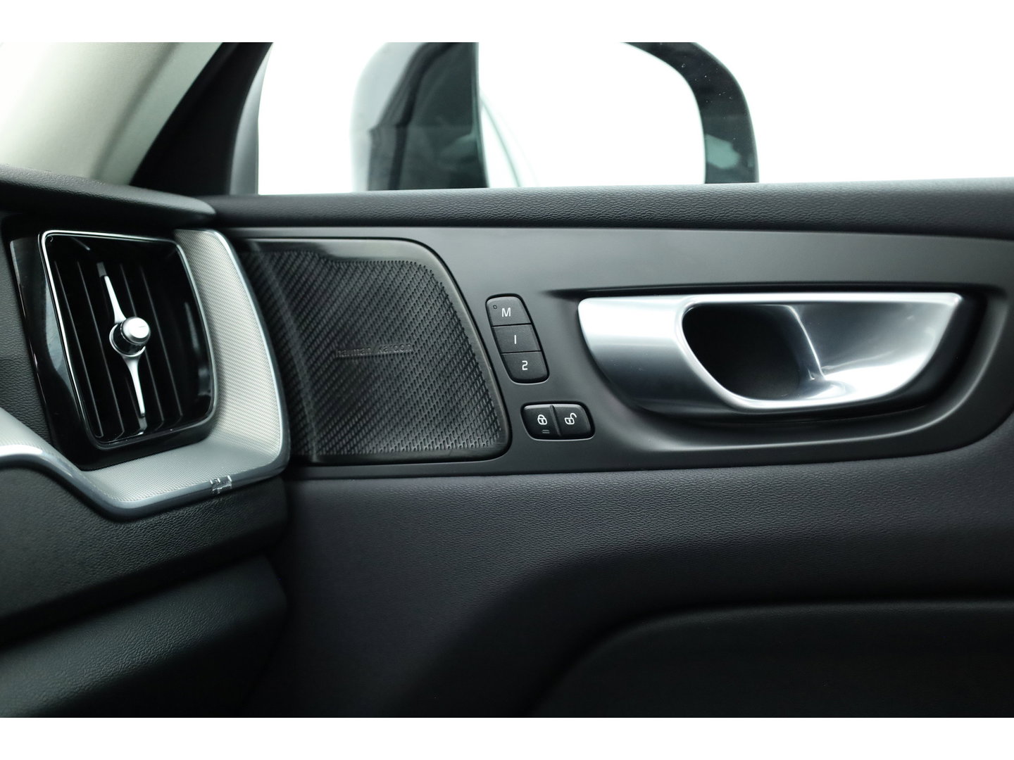 Volvo XC60 2.0 T6 Plug-in hybrid AWD Plus Dark | Pano-dak | Adap. Cruise | H&K Audio | 4x stoel + stuurverwarming |