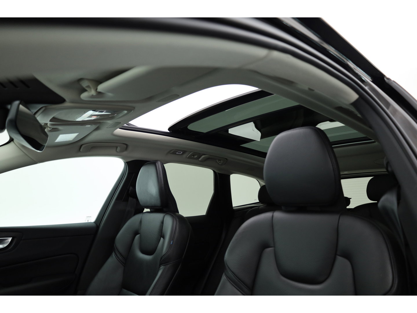 Volvo XC60 2.0 T6 Plug-in hybrid AWD Plus Dark | Pano-dak | Adap. Cruise | H&K Audio | 4x stoel + stuurverwarming |