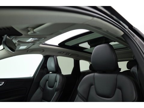 Volvo XC60 2.0 T6 Plug-in hybrid AWD Plus Dark | Pano-dak | Adap. Cruise | H&K Audio | 4x stoel + stuurverwarming |
