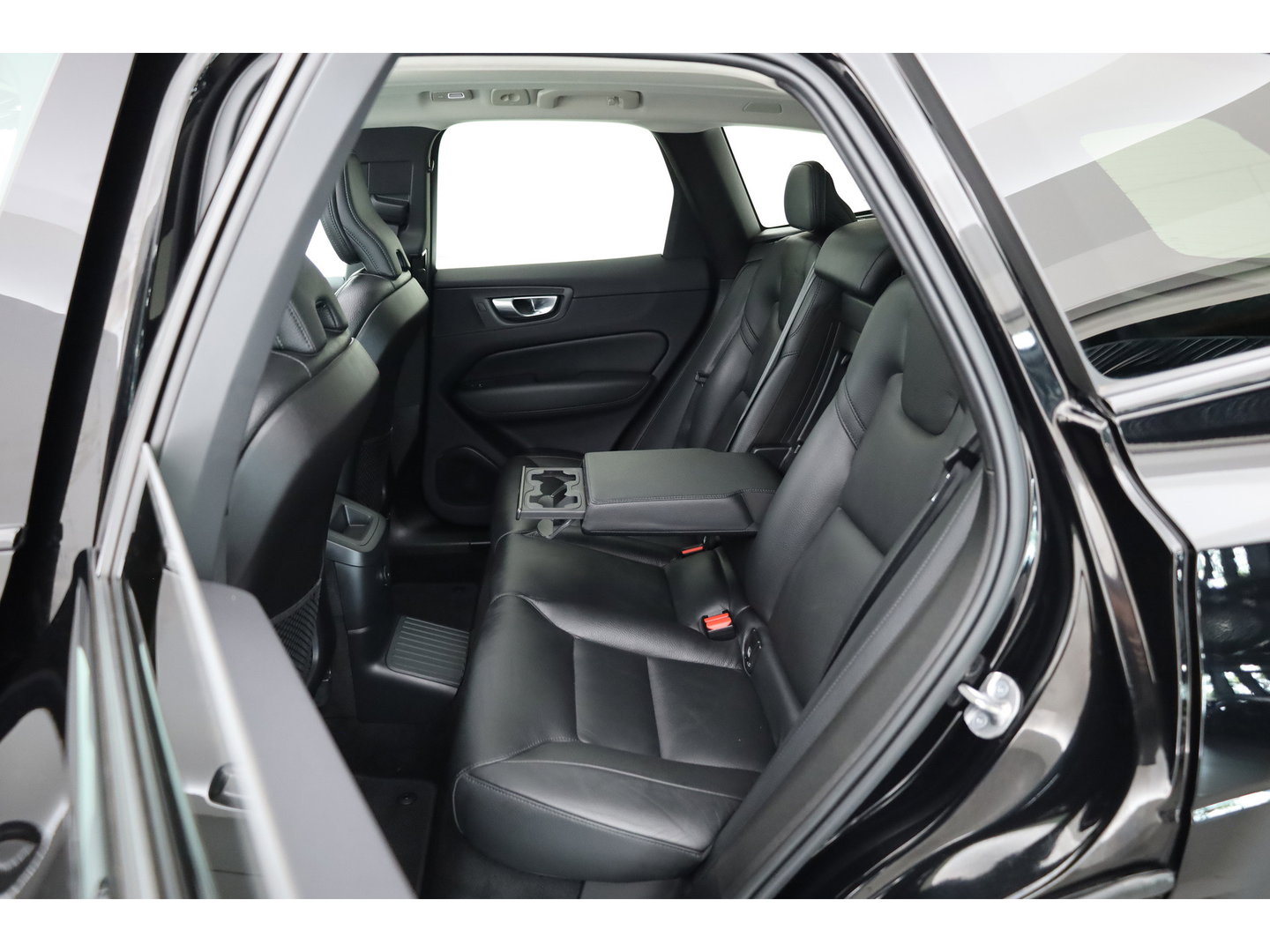 Volvo XC60 2.0 T6 Plug-in hybrid AWD Plus Dark | Pano-dak | Adap. Cruise | H&K Audio | 4x stoel + stuurverwarming |