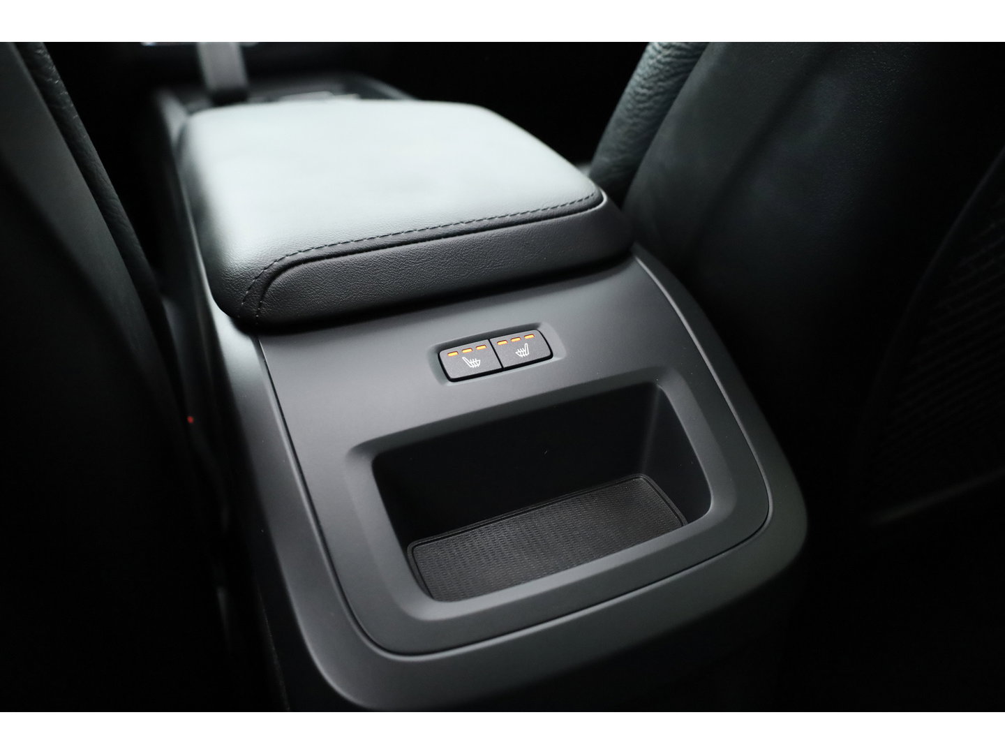 Volvo XC60 2.0 T6 Plug-in hybrid AWD Plus Dark | Pano-dak | Adap. Cruise | H&K Audio | 4x stoel + stuurverwarming |