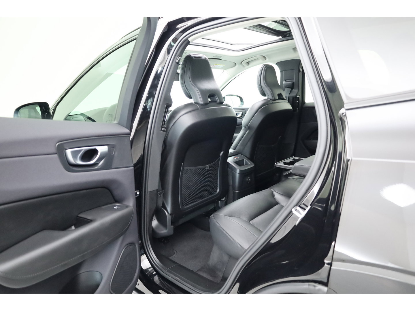 Volvo XC60 2.0 T6 Plug-in hybrid AWD Plus Dark | Pano-dak | Adap. Cruise | H&K Audio | 4x stoel + stuurverwarming |