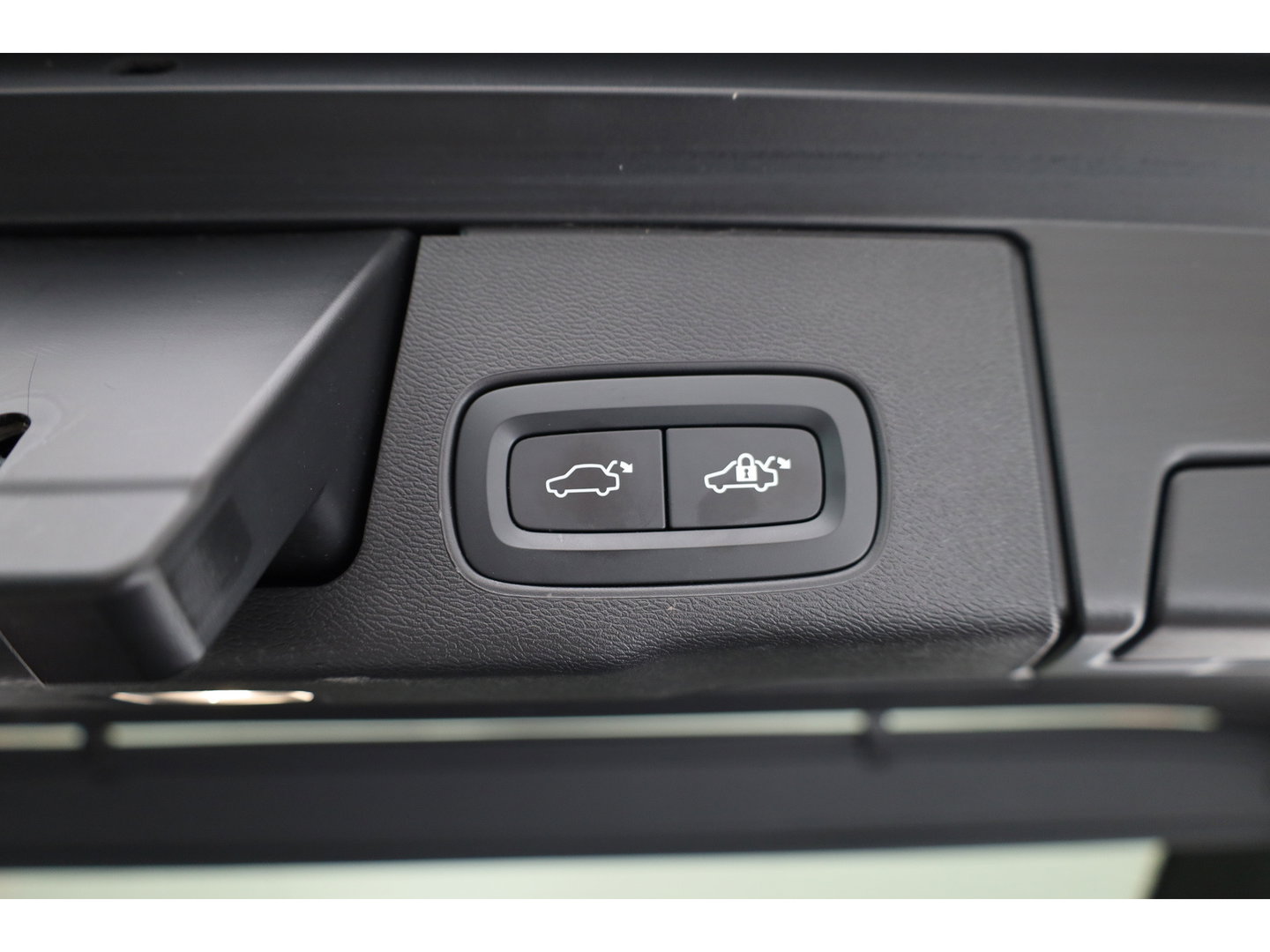 Volvo XC60 2.0 T6 Plug-in hybrid AWD Plus Dark | Pano-dak | Adap. Cruise | H&K Audio | 4x stoel + stuurverwarming |
