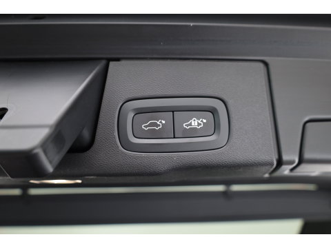Volvo XC60 2.0 T6 Plug-in hybrid AWD Plus Dark | Pano-dak | Adap. Cruise | H&K Audio | 4x stoel + stuurverwarming |