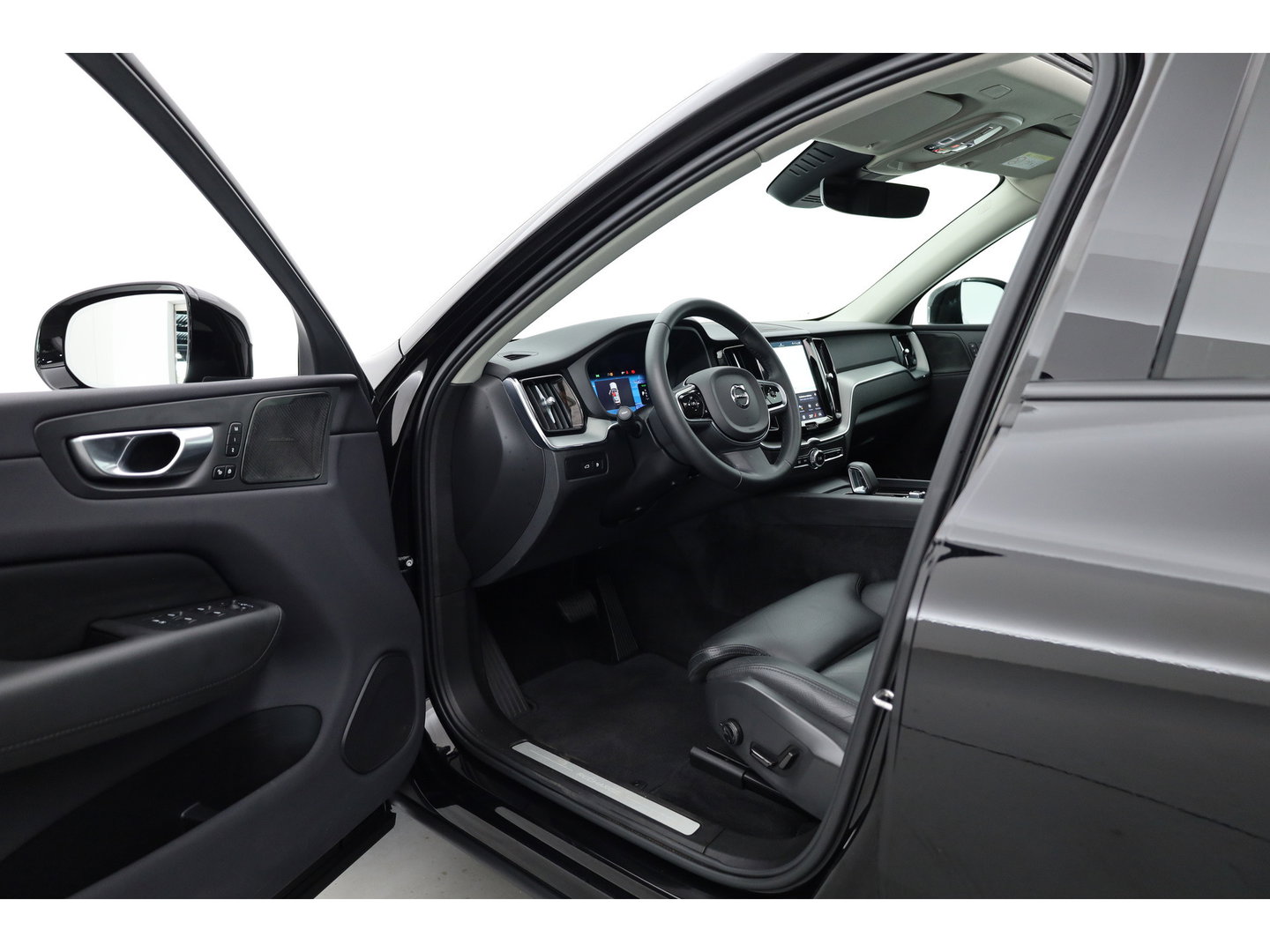 Volvo XC60 2.0 T6 Plug-in hybrid AWD Plus Dark | Pano-dak | Adap. Cruise | H&K Audio | 4x stoel + stuurverwarming |