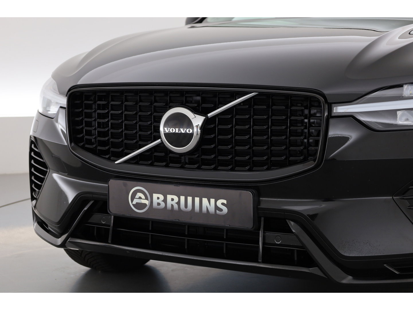 Volvo XC60 2.0 T6 Plug-in hybrid AWD Plus Dark | Pano-dak | Adap. Cruise | H&K Audio | 4x stoel + stuurverwarming |
