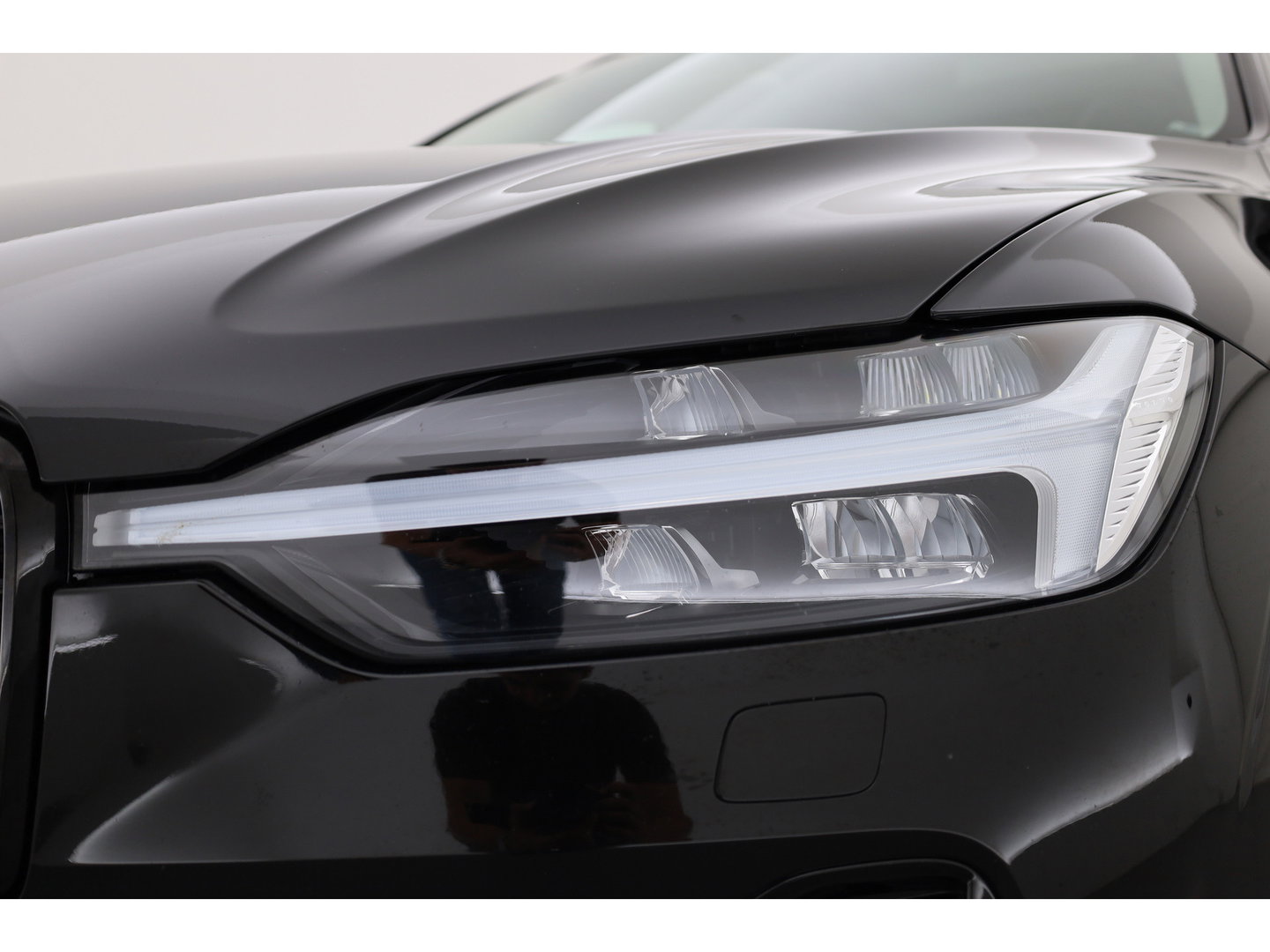 Volvo XC60 2.0 T6 Plug-in hybrid AWD Plus Dark | Pano-dak | Adap. Cruise | H&K Audio | 4x stoel + stuurverwarming |