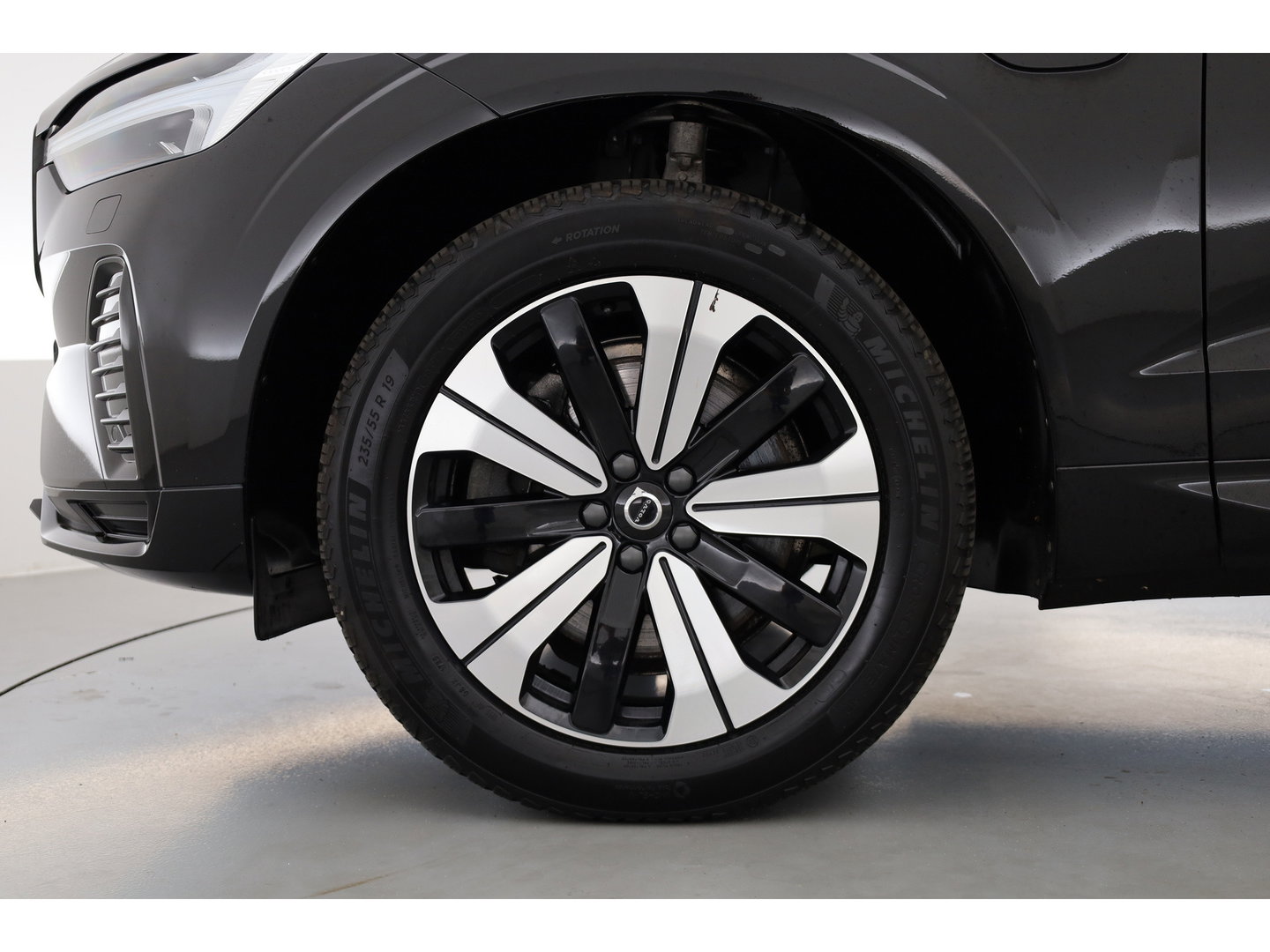 Volvo XC60 2.0 T6 Plug-in hybrid AWD Plus Dark | Pano-dak | Adap. Cruise | H&K Audio | 4x stoel + stuurverwarming |