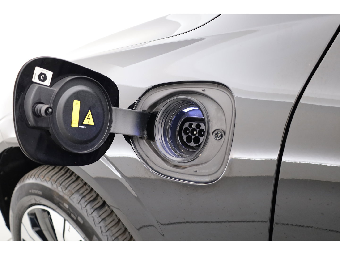 Volvo XC60 2.0 T6 Plug-in hybrid AWD Plus Dark | Pano-dak | Adap. Cruise | H&K Audio | 4x stoel + stuurverwarming |