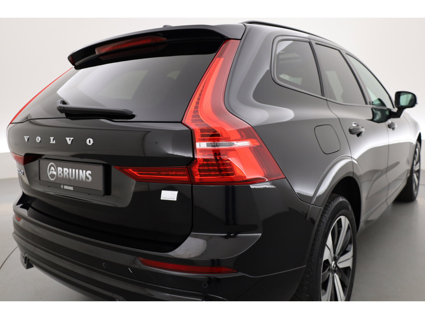 Volvo XC60 2.0 T6 Plug-in hybrid AWD Plus Dark | Pano-dak | Adap. Cruise | H&K Audio | 4x stoel + stuurverwarming |
