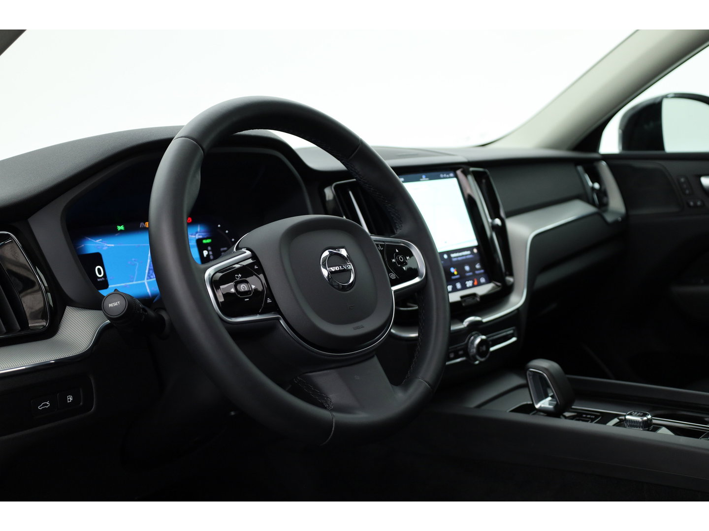 Volvo XC60 2.0 T6 Plug-in hybrid AWD Plus Dark | Pano-dak | Adap. Cruise | H&K Audio | 4x stoel + stuurverwarming |