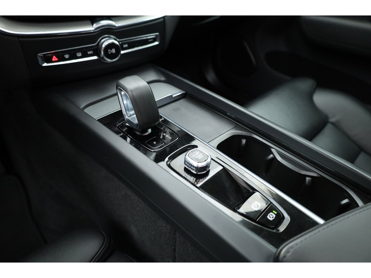 Volvo XC60 2.0 T6 Plug-in hybrid AWD Plus Dark | Pano-dak | Adap. Cruise | H&K Audio | 4x stoel + stuurverwarming |