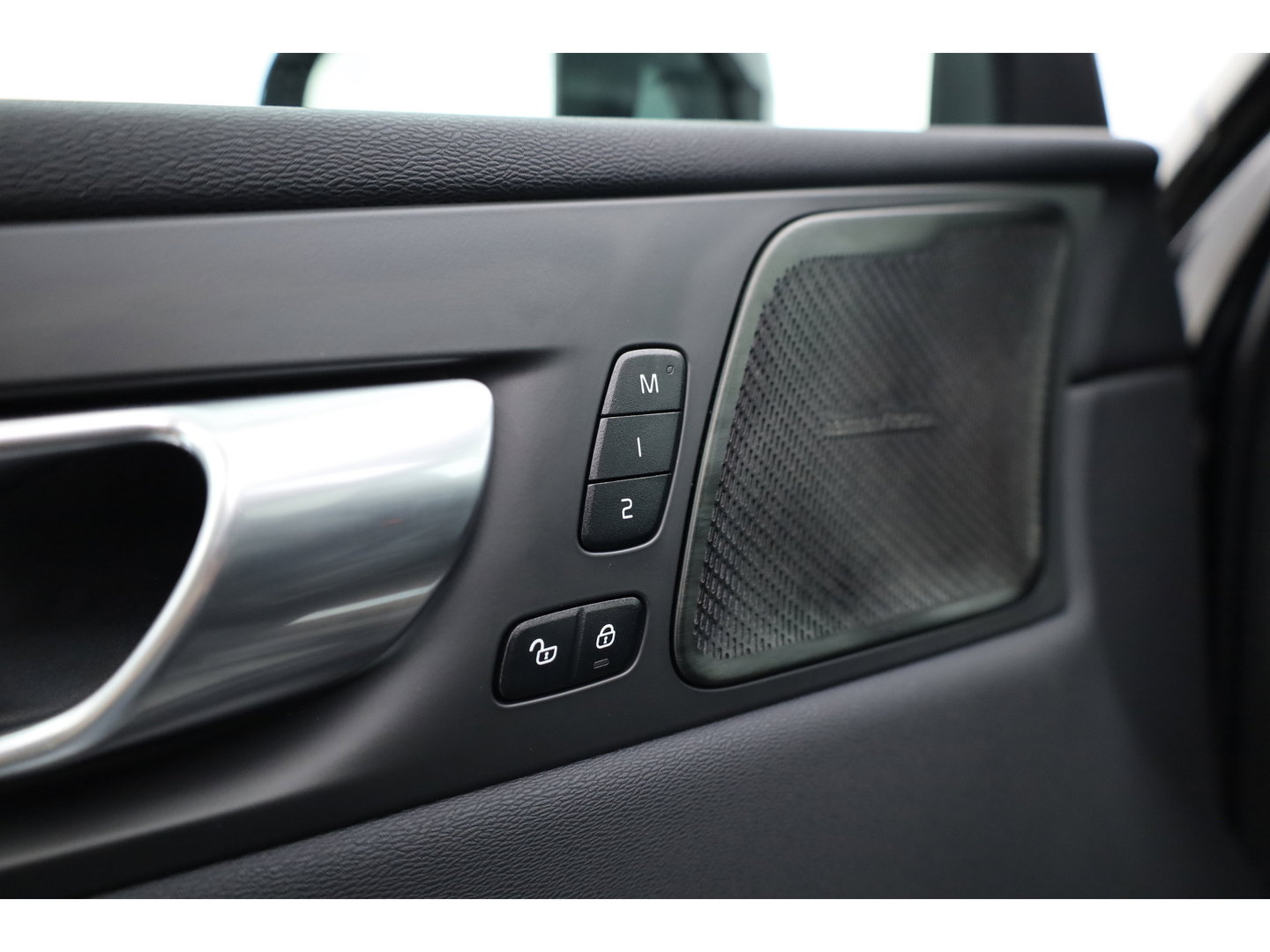 Volvo XC60 2.0 T6 Plug-in hybrid AWD Plus Dark | Pano-dak | Adap. Cruise | H&K Audio | 4x stoel + stuurverwarming |