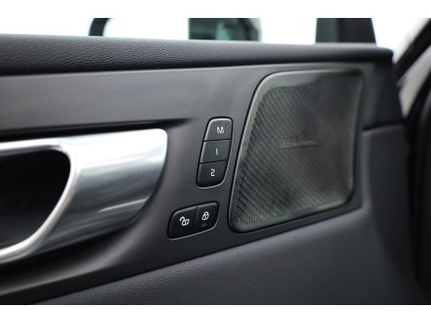 Volvo XC60 2.0 T6 Plug-in hybrid AWD Plus Dark | Pano-dak | Adap. Cruise | H&K Audio | 4x stoel + stuurverwarming |