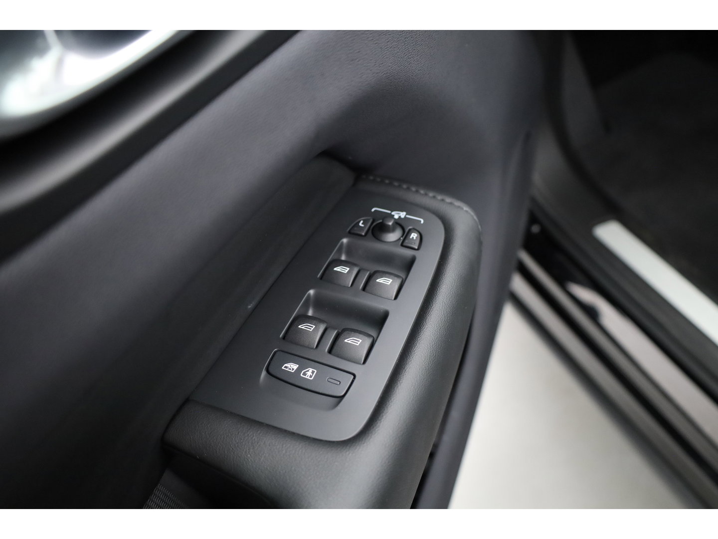 Volvo XC60 2.0 T6 Plug-in hybrid AWD Plus Dark | Pano-dak | Adap. Cruise | H&K Audio | 4x stoel + stuurverwarming |