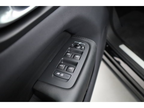Volvo XC60 2.0 T6 Plug-in hybrid AWD Plus Dark | Pano-dak | Adap. Cruise | H&K Audio | 4x stoel + stuurverwarming |