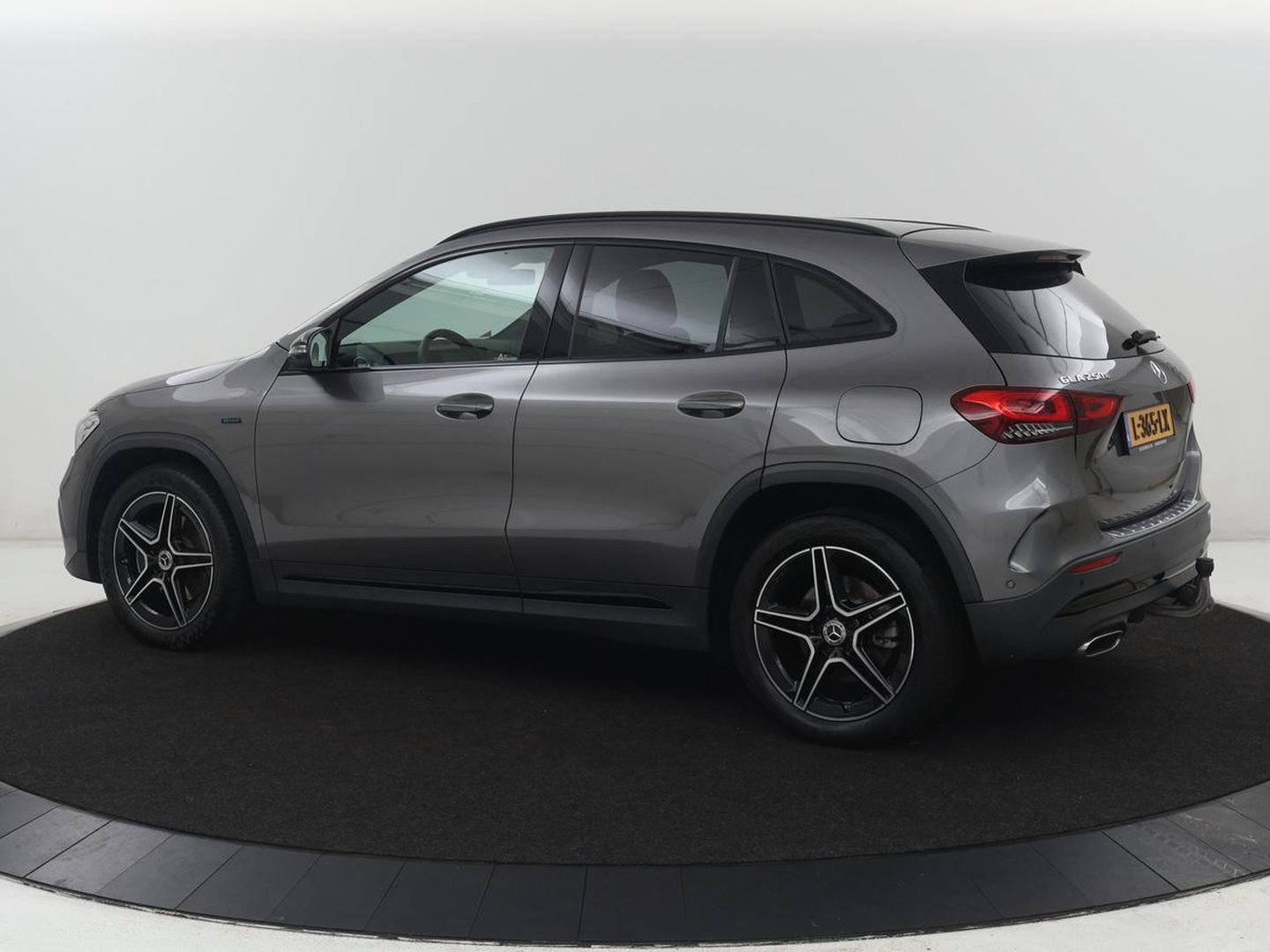 Mercedes-Benz GLA 250 e Business Solution AMG Limited | SOH 95,2% | Leder/alcantara | Stoelverwarming | Carplay | Sfeerverlichting | Cruise control | Camera | Park assist | Trekhaak
