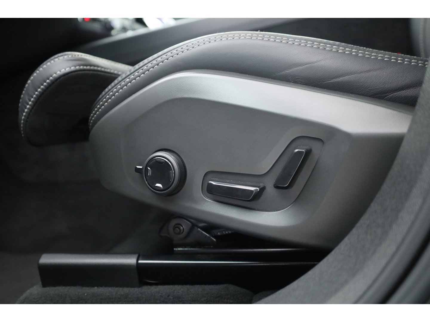 Volvo XC60 2.0 T6 Plug-in hybrid AWD Plus Dark - Luchtvering | Rijklaar! | Pano | Ventilatie | Stuur+Stoelverw. | Leder+Memory | 360*+PDC | Led | v