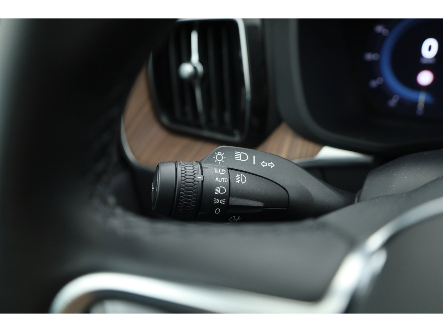 Volvo XC60 2.0 T6 Plug-in hybrid AWD Plus Dark - Luchtvering | Rijklaar! | Pano | Ventilatie | Stuur+Stoelverw. | Leder+Memory | 360*+PDC | Led | v