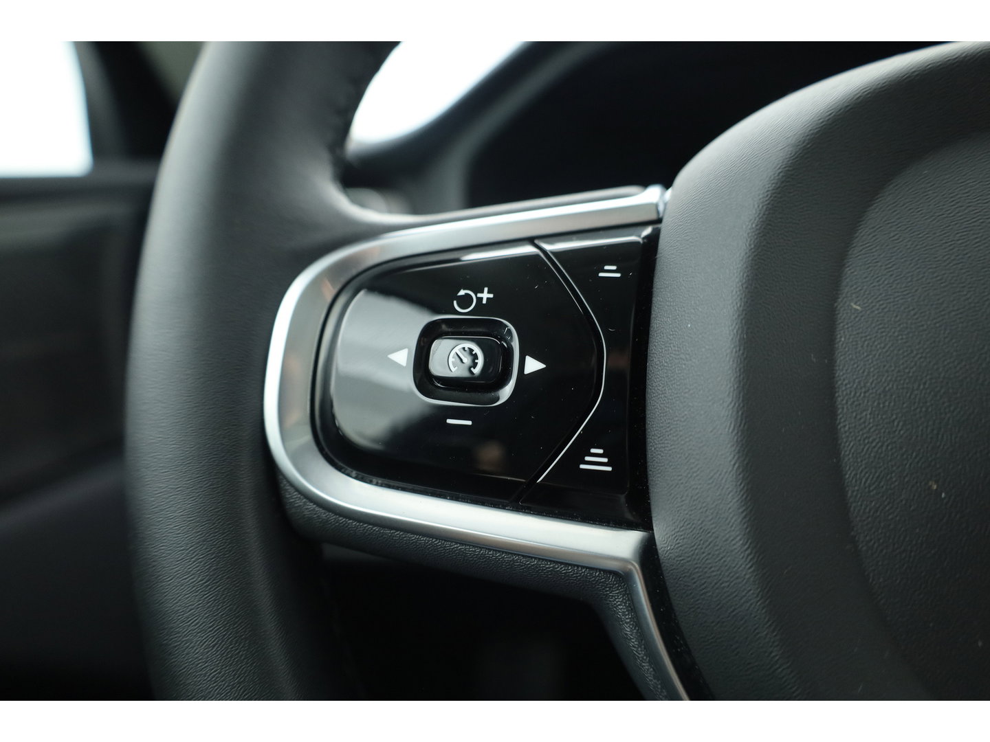 Volvo XC60 2.0 T6 Plug-in hybrid AWD Plus Dark - Luchtvering | Rijklaar! | Pano | Ventilatie | Stuur+Stoelverw. | Leder+Memory | 360*+PDC | Led | v