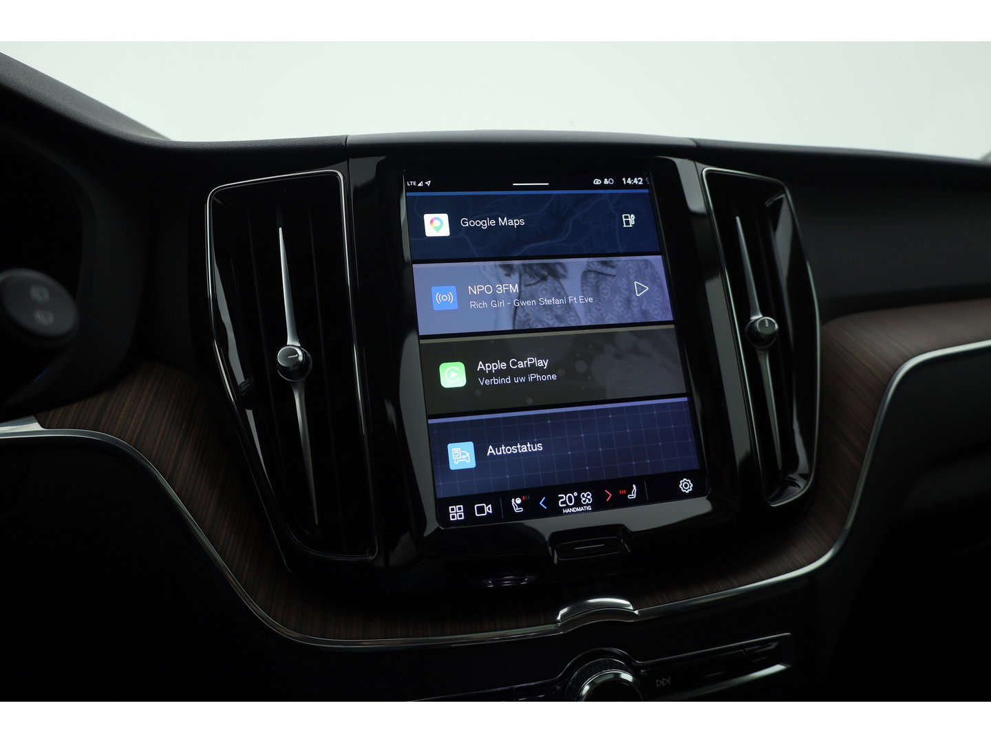 Volvo XC60 2.0 T6 Plug-in hybrid AWD Plus Dark - Luchtvering | Rijklaar! | Pano | Ventilatie | Stuur+Stoelverw. | Leder+Memory | 360*+PDC | Led | v