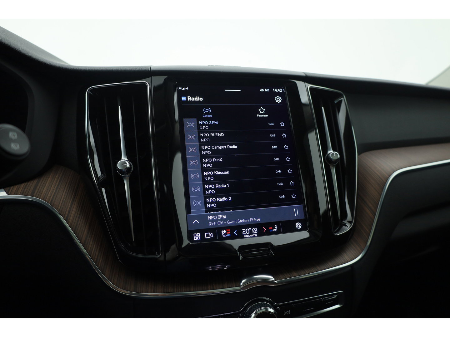 Volvo XC60 2.0 T6 Plug-in hybrid AWD Plus Dark - Luchtvering | Rijklaar! | Pano | Ventilatie | Stuur+Stoelverw. | Leder+Memory | 360*+PDC | Led | v