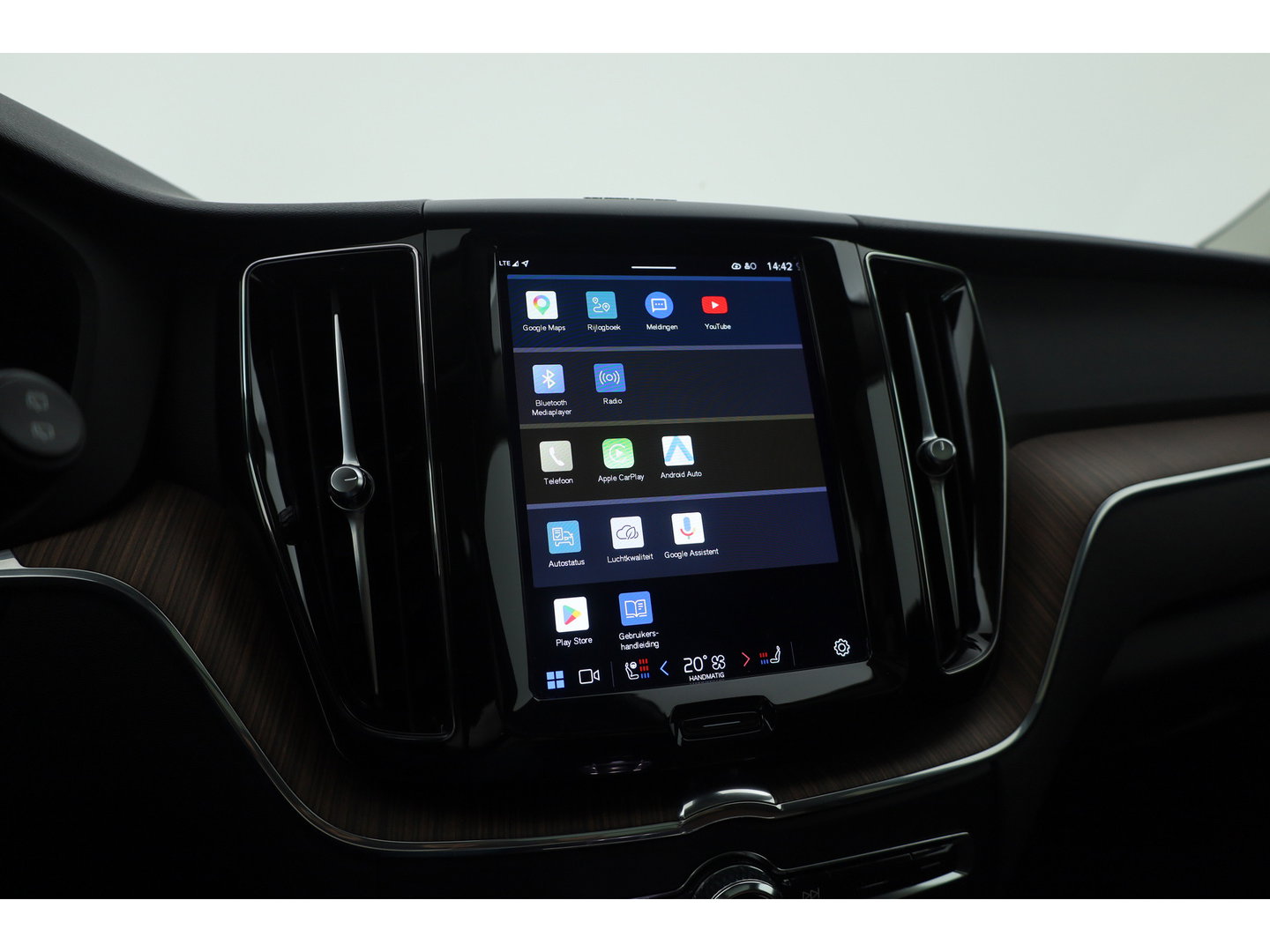 Volvo XC60 2.0 T6 Plug-in hybrid AWD Plus Dark - Luchtvering | Rijklaar! | Pano | Ventilatie | Stuur+Stoelverw. | Leder+Memory | 360*+PDC | Led | v