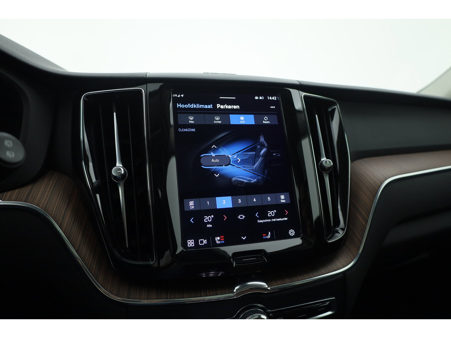 Volvo XC60 2.0 T6 Plug-in hybrid AWD Plus Dark - Luchtvering | Rijklaar! | Pano | Ventilatie | Stuur+Stoelverw. | Leder+Memory | 360*+PDC | Led | v