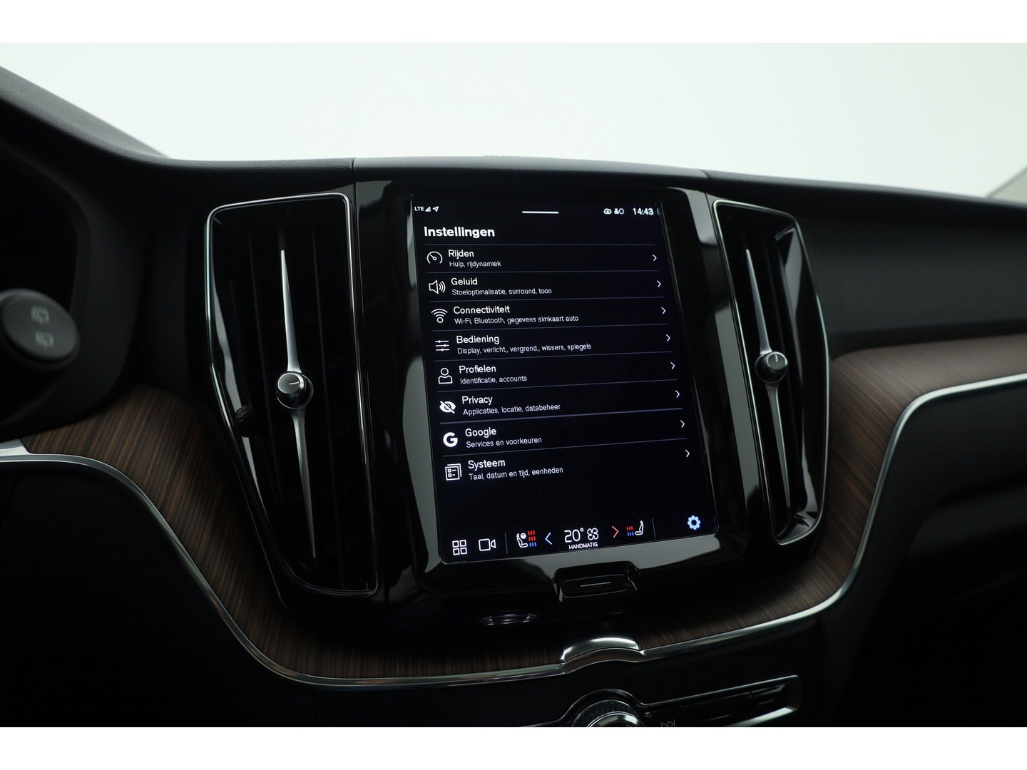 Volvo XC60 2.0 T6 Plug-in hybrid AWD Plus Dark - Luchtvering | Rijklaar! | Pano | Ventilatie | Stuur+Stoelverw. | Leder+Memory | 360*+PDC | Led | v