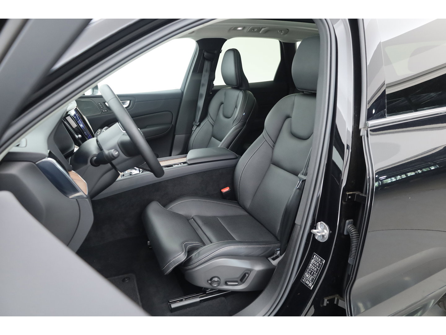 Volvo XC60 2.0 T6 Plug-in hybrid AWD Plus Dark - Luchtvering | Rijklaar! | Pano | Ventilatie | Stuur+Stoelverw. | Leder+Memory | 360*+PDC | Led | v