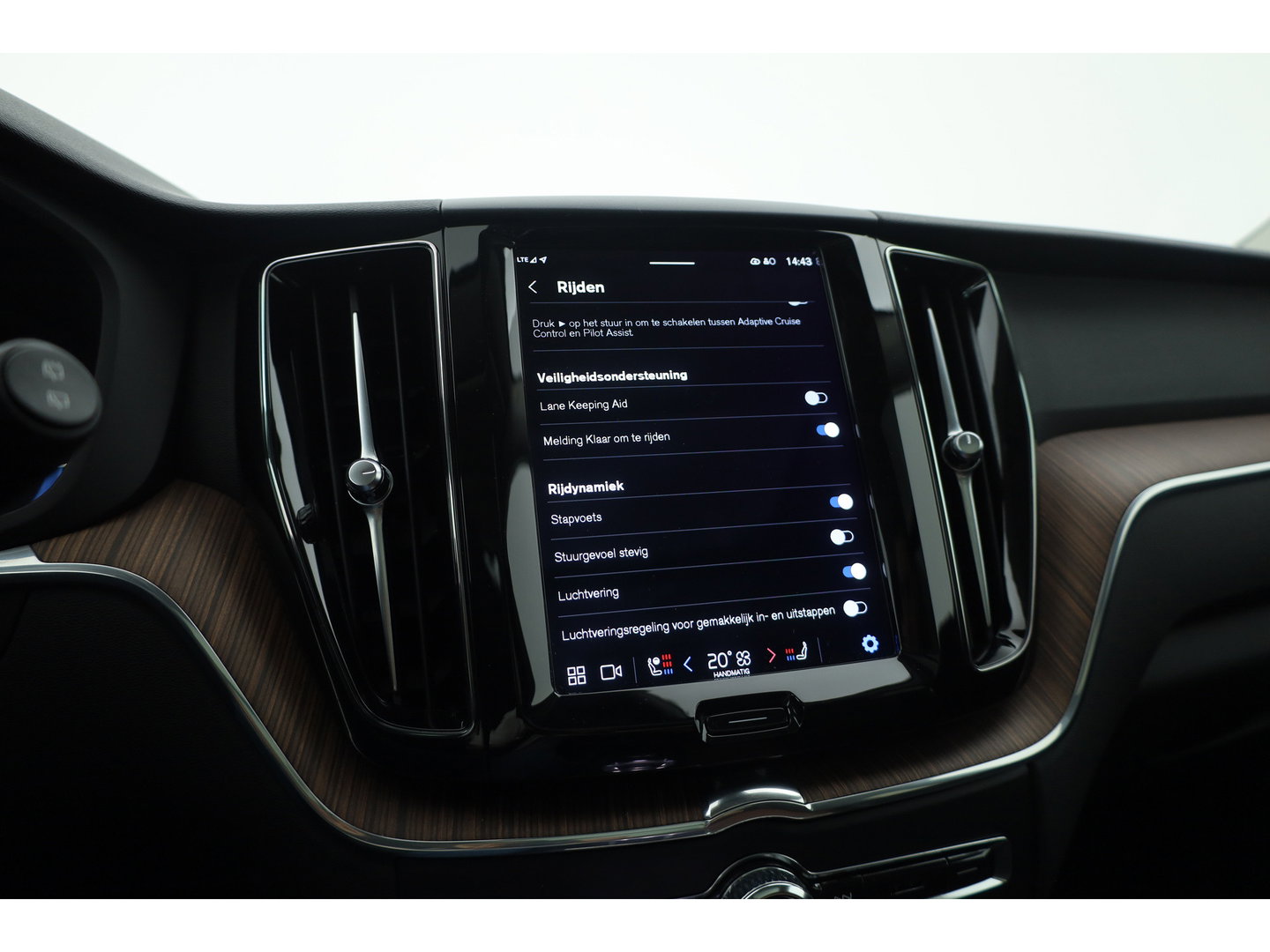 Volvo XC60 2.0 T6 Plug-in hybrid AWD Plus Dark - Luchtvering | Rijklaar! | Pano | Ventilatie | Stuur+Stoelverw. | Leder+Memory | 360*+PDC | Led | v