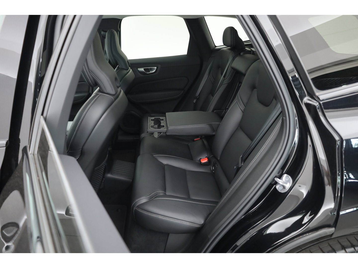 Volvo XC60 2.0 T6 Plug-in hybrid AWD Plus Dark - Luchtvering | Rijklaar! | Pano | Ventilatie | Stuur+Stoelverw. | Leder+Memory | 360*+PDC | Led | v