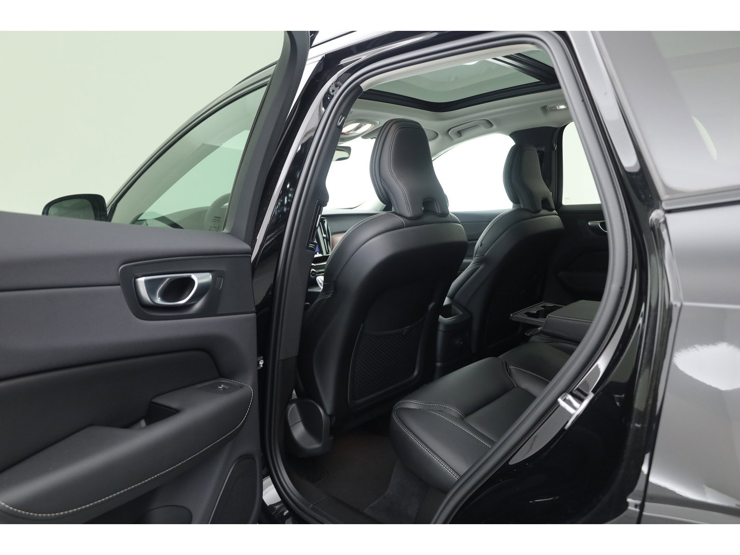 Volvo XC60 2.0 T6 Plug-in hybrid AWD Plus Dark - Luchtvering | Rijklaar! | Pano | Ventilatie | Stuur+Stoelverw. | Leder+Memory | 360*+PDC | Led | v