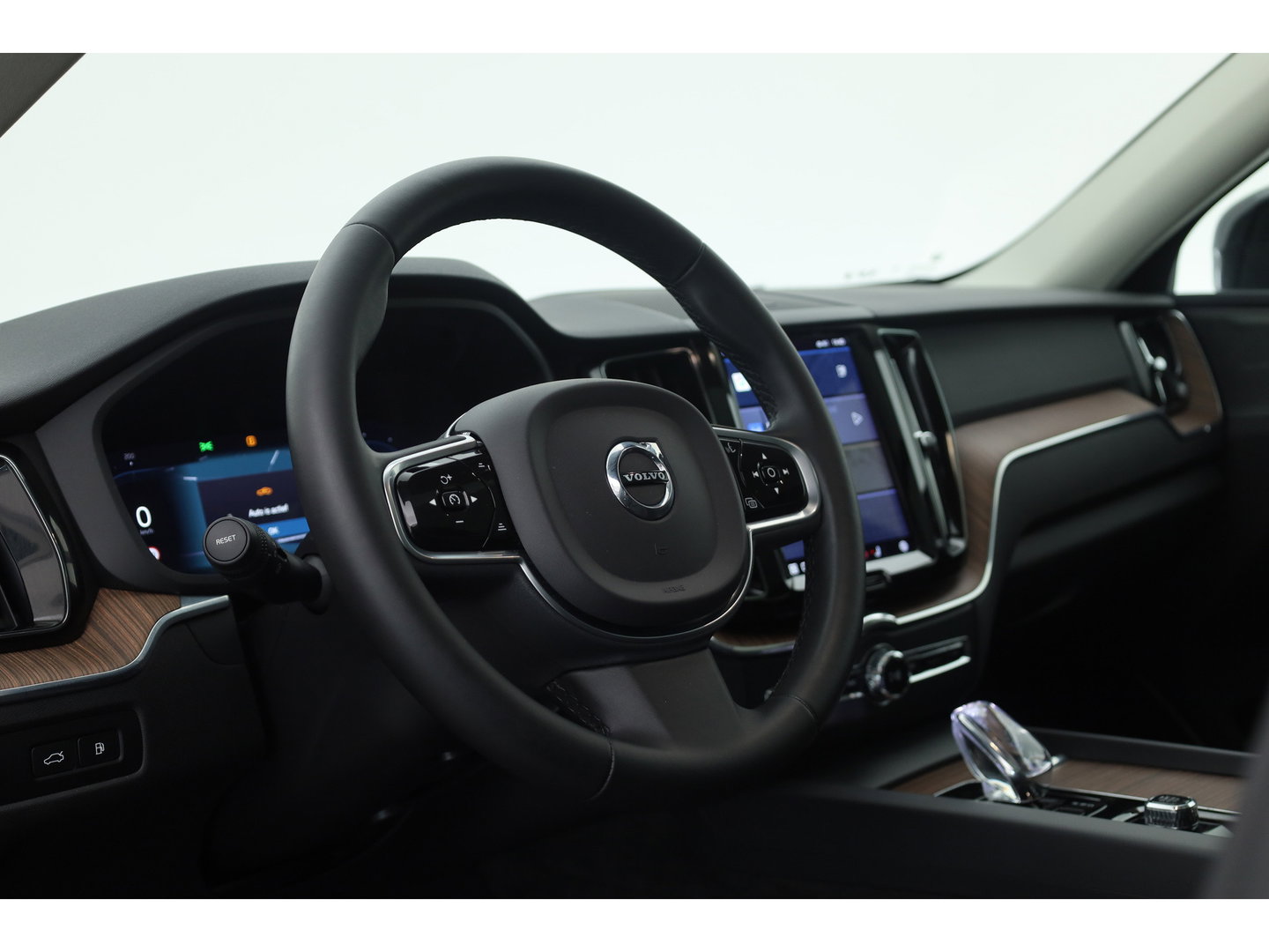 Volvo XC60 2.0 T6 Plug-in hybrid AWD Plus Dark - Luchtvering | Rijklaar! | Pano | Ventilatie | Stuur+Stoelverw. | Leder+Memory | 360*+PDC | Led | v