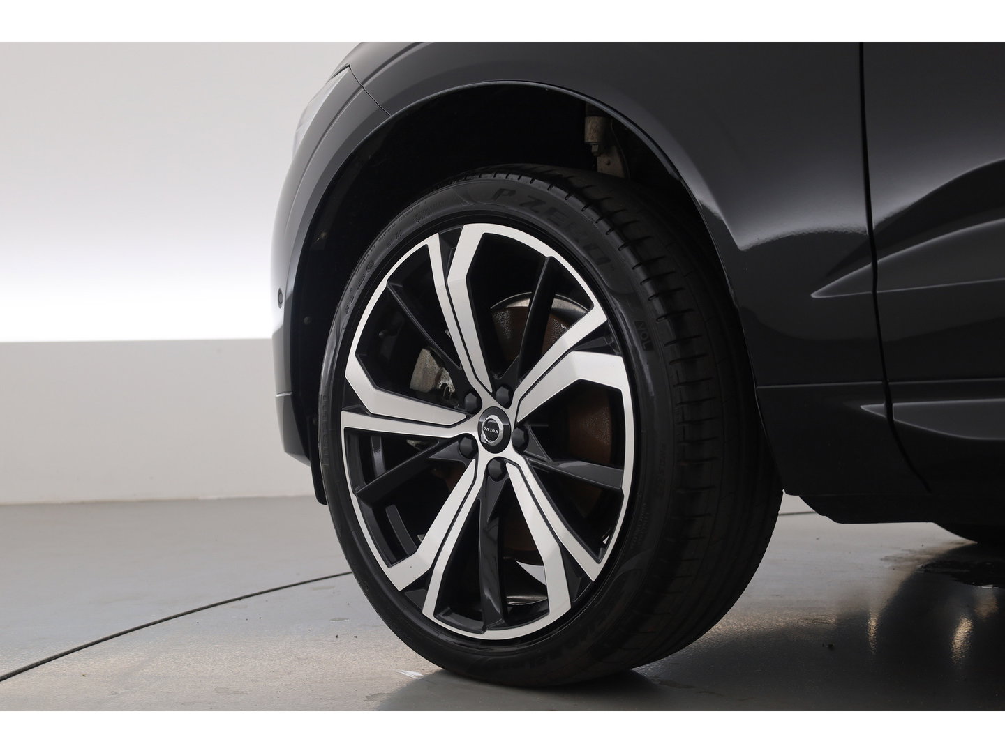Volvo XC60 2.0 T6 Plug-in hybrid AWD Plus Dark - Luchtvering | Rijklaar! | Pano | Ventilatie | Stuur+Stoelverw. | Leder+Memory | 360*+PDC | Led | v