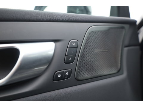 Volvo XC60 2.0 T6 Plug-in hybrid AWD Plus Dark - Luchtvering | Rijklaar! | Pano | Ventilatie | Stuur+Stoelverw. | Leder+Memory | 360*+PDC | Led | v