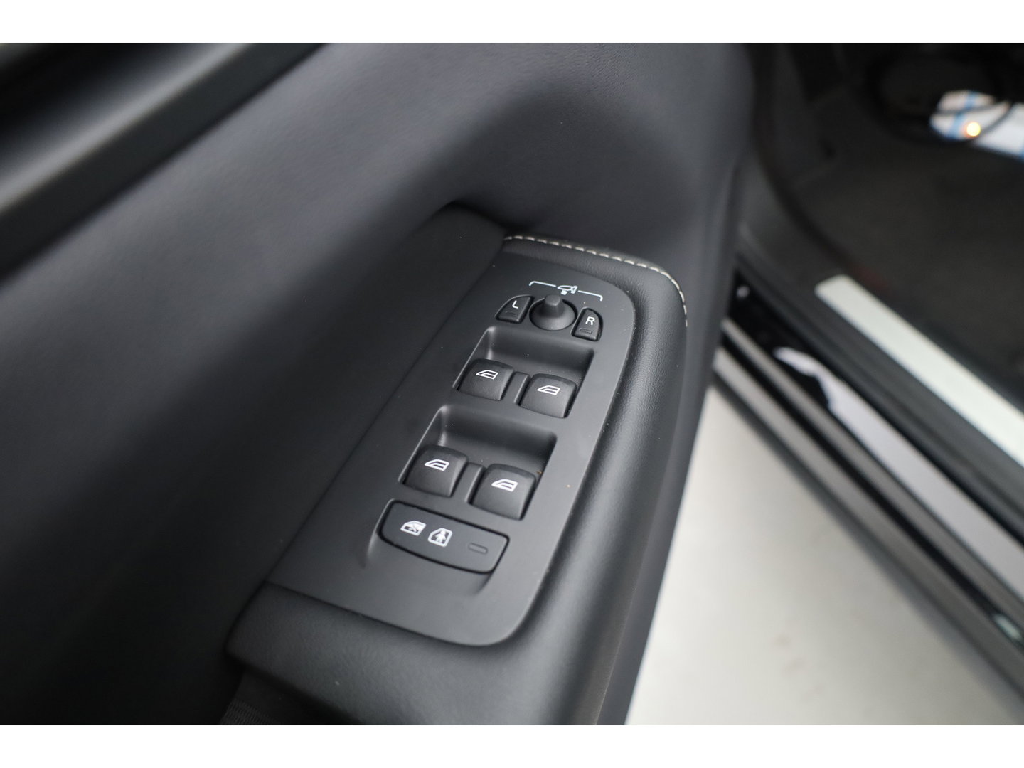 Volvo XC60 2.0 T6 Plug-in hybrid AWD Plus Dark - Luchtvering | Rijklaar! | Pano | Ventilatie | Stuur+Stoelverw. | Leder+Memory | 360*+PDC | Led | v