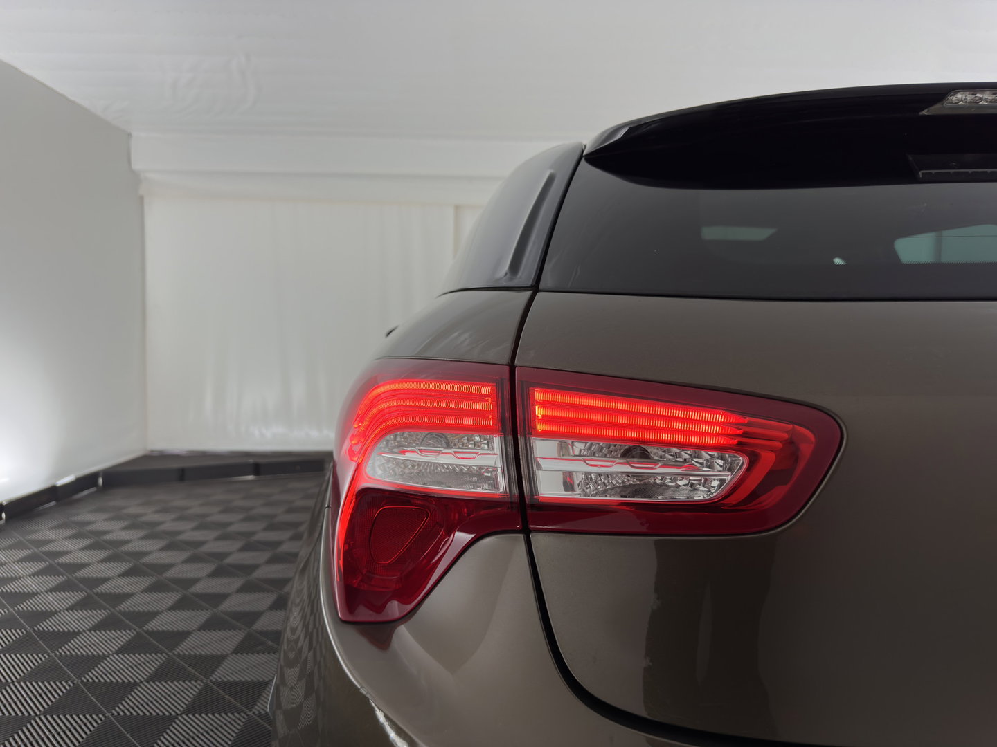 Citroën DS5 2.0 Hybrid4 Business Executive Aut. *PANO | LEATHER-ALCANTARA | COMFORTSEATS | NAVI-FULLMAP | KEYLESS | PRIVACY-GLASS | CAMERA |  HEAD-UP | KEYLESS | CRUISE | SHIFTPADDLES | 17"ALU*