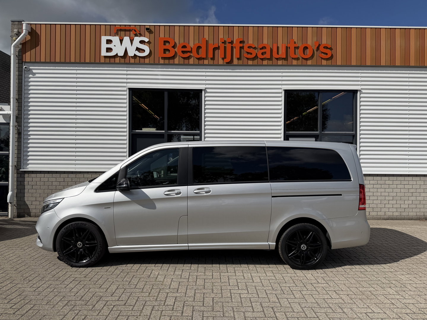 Mercedes-Benz V-Klasse 250d Lang L2H1 DC 5 persoons Edition / vaste prijs rijklaar € 36.950 ex btw / lease vanaf € 603 / leer / burmester / AMG / dubbele schuifdeur electrisch / trekhaak
