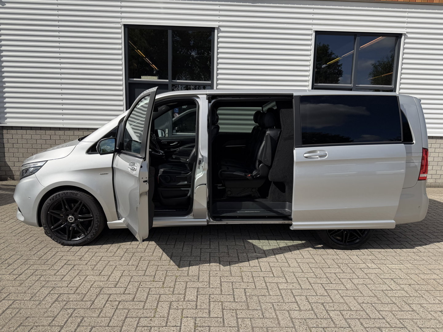 Mercedes-Benz V-Klasse 250d Lang L2H1 DC 5 persoons Edition / vaste prijs rijklaar € 36.950 ex btw / lease vanaf € 603 / leer / burmester / AMG / dubbele schuifdeur electrisch / trekhaak
